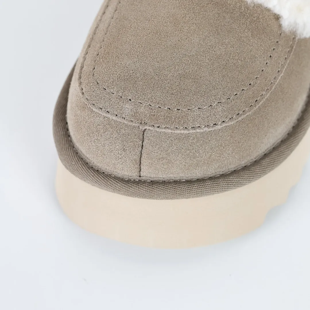 Pick up locally 💰580 Core recommended good price It is a very suitable choice for home furnishings. In the new year, uug launched a series of styles, which are partial to the preferences of young consumers and have also moved to the forefront of fashion trends. Shoe body material: water-repellent coated suede upper, 17 mm UGGPURE™ implantable wool insole, lightweight non-slip and comfortable rubber outsole, with brand LOGO and trademark, with full packaging Size: 35 36 37 38 39 40